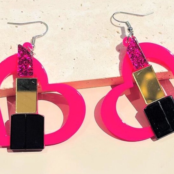 Lipstick Heart Earrings - Picture 4 of 5